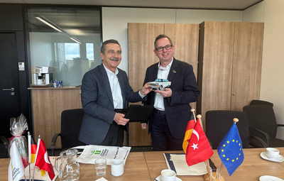 BAŞKAN ATAÇ VE BERABERİNDEKİLER BERLİN'DEKİ UYGULAMALARI İNCELEDİ